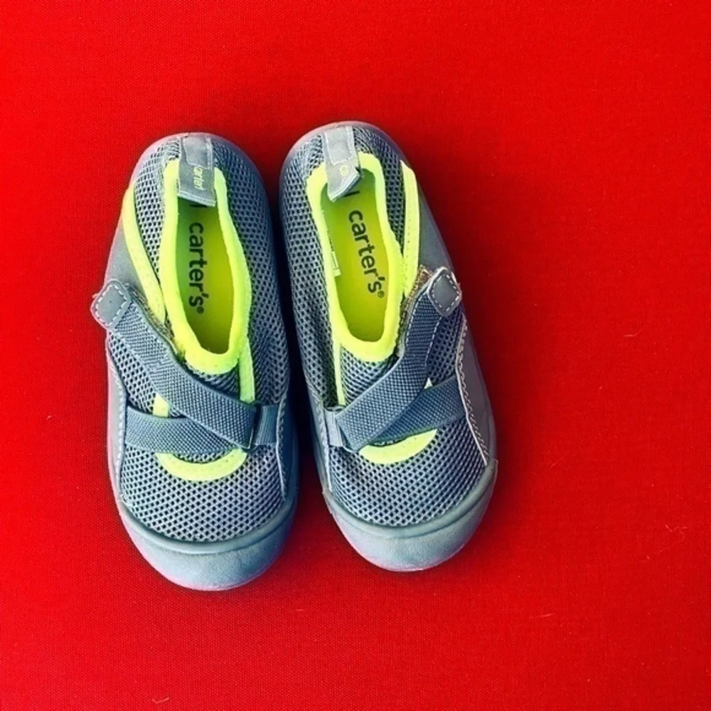 BANANA BOAT Toddler Sun Hat and Carter’s Toddler Water Shoes | size 9